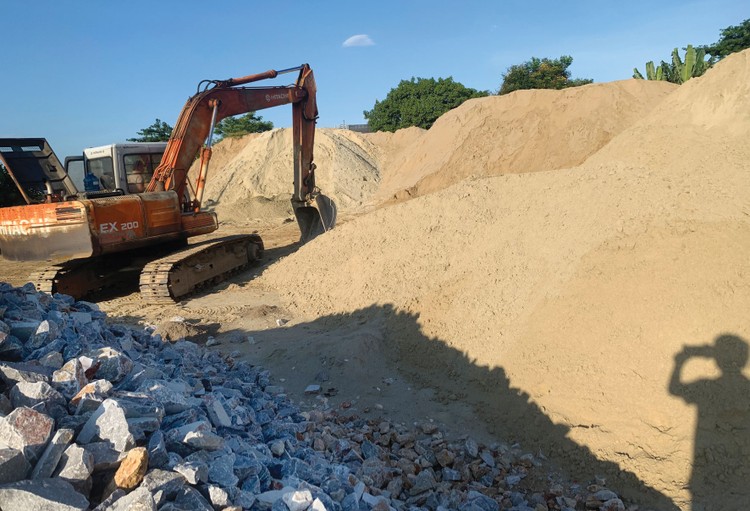 Chính phủ và Thủ tướng Chính phủ đã chỉ đạo bổ sung các nguồn cát, trong đó có việc nghiên cứu và sử dụng đá xay, nhập vật liệu cát ở nước ngoài. Ảnh: Tiên Giang