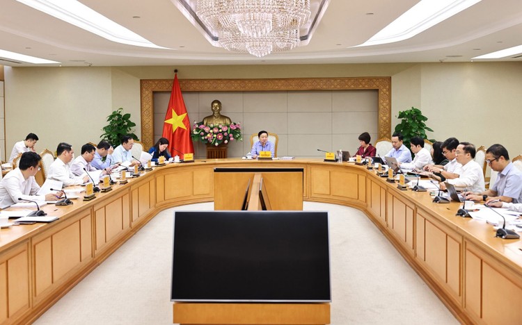 Ngày 10/6, Phó Thủ tướng Trần Hồng Hà chủ trì cuộc họp về việc ban hành hệ thống ngành kinh tế xanh quốc gia. Ảnh: Nguyễn Hoàng