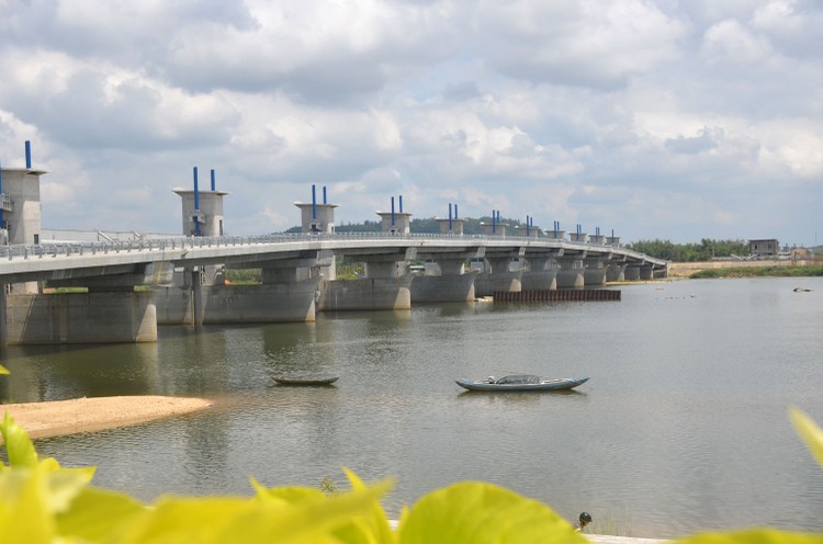 Đập dâng hạ lưu sông Trà Khúc dù chưa hoàn thành nhưng trên công trường không có thiết bị và nhân lực thi công. Ảnh: Minh Nguyệt