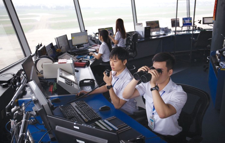 Kíp trực điều hành bay tại Đài Kiểm soát không lưu Tân Sơn Nhất