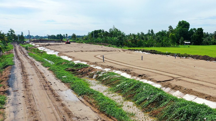 Tại khu vực Nam Trung Bộ, các địa phương có Dự án cao tốc Bắc - Nam phía Đông đi qua đã hoàn thành giải phóng mặt bằng tuyến chính, bàn giao cho chủ đầu tư. Ảnh minh họa: Tiên Giang