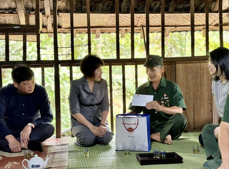 Thứ trưởng Nguyễn Thị Bích Ngọc và Đoàn công tác của Bộ Kế hoạch và Đầu tư đã đến thăm hỏi và tặng quà một số gia đình thương binh, liệt sỹ tại huyện Bắc Mê. Ảnh: MPI