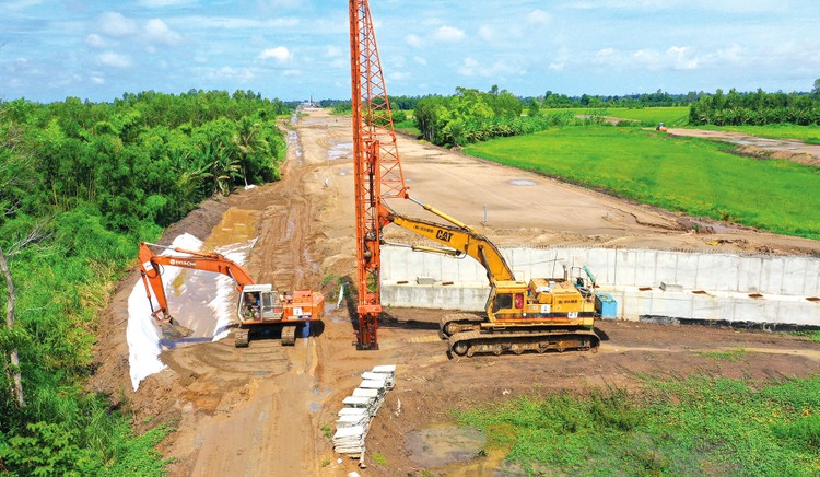 Việt Nam có nhiều triển vọng cải thiện tốc độ tăng trưởng thông qua việc thúc đẩy đầu tư công, tiêu dùng, du lịch, đẩy mạnh chuyển đổi xanh… Ảnh: Lê Tiên