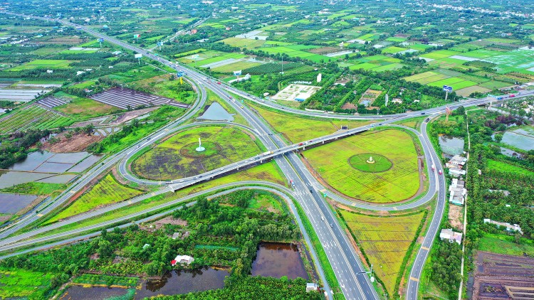 Bộ Tài chính cho biết, nhu cầu đầu tư xây dựng các công trình kết cấu hạ tầng có tính chất liên vùng, liên tỉnh là rất lớn. Ảnh: Lê Tiên