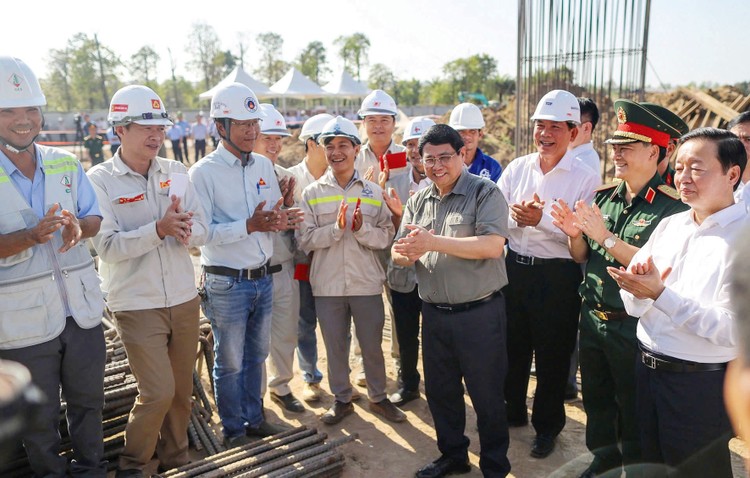 Thủ tướng Phạm Minh Chính cùng đoàn công tác bộ, ngành khảo sát tiến độ Dự án thành phần 1 thuộc Dự án Vành đai 3 TP.HCM đầu năm 2024. Ảnh: NC st