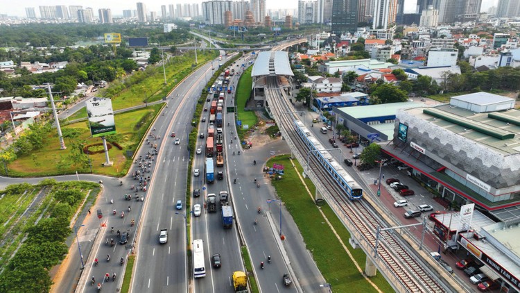 Dự án Metro số 1 Bến Thành - Suối Tiên dự kiến vận hành thương mại vào cuối năm 2024. Ảnh: Lê Hiếu