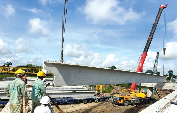 Khó khăn về nguồn cát dần được tháo gỡ, nhịp độ thi công “nóng” hơn tại Dự án cao tốc Châu Đốc - Cần Thơ - Sóc Trăng. Ảnh: Song Lê