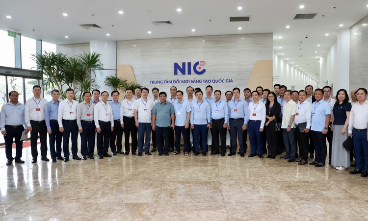 49 học viên Lớp bồi dưỡng, cập nhật kiến thức, kỹ năng đối với cán bộ quy hoạch Ủy viên Trung ương Đảng khóa XIV (Lớp thứ ba) đi khảo sát thực tế Trung tâm Đổi mới sáng tạo quốc gia ngày 25/10. Ảnh: MPI