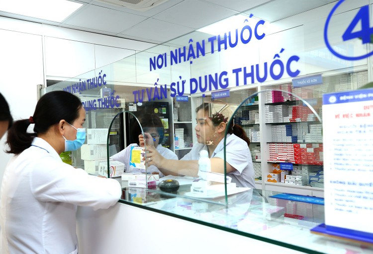 Một số đại biểu Quốc hội đề nghị sửa quy định về áp dụng mua sắm trực tiếp đối với việc mua thuốc để bán lẻ tại nhà thuốc bệnh viện. Ảnh: Tiên Giang