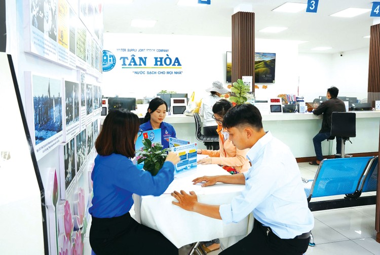 Những khách hàng đầu tiên đến liên hệ công việc tại văn phòng giao dịch mới của Công ty CP Cấp nước Tân Hòa