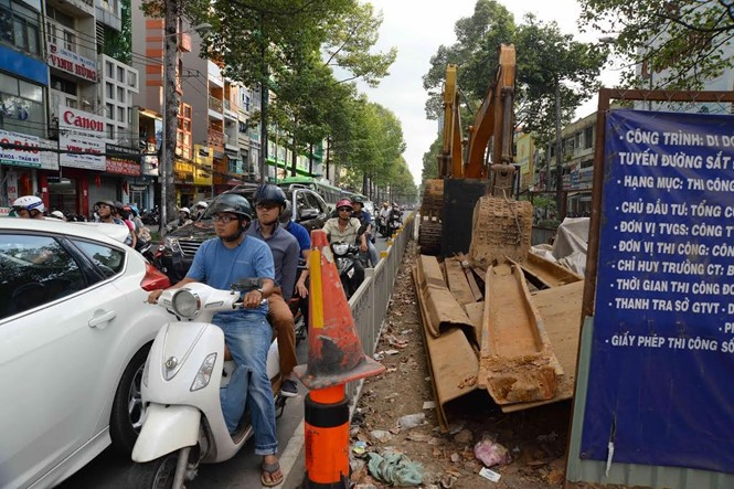 Hiện TP.HCM có 57 đoạn rào chắn chiếm dụng mặt đường - Ảnh: Diệp Đức Minh