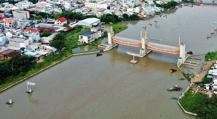 Dự án Giải quyết ngập do triều khu vực TP.HCM có xét đến yếu tố biến đổi khí hậu - giai đoạn 1 đã hoàn thành khoảng 93% khối lượng công việc, nhưng phải dừng thi công từ tháng 8/2020. Ảnh: Tiên Giang