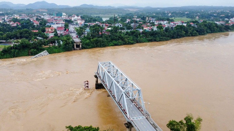 Dự án Xây dựng cầu Phong Châu mới có tổng mức đầu tư 875 tỷ đồng, được xây dựng tại vị trí cầu Phong Châu cũ ở Km18+300 Quốc lộ 32C với chiều dài 1 km. Ảnh: Nguyễn Chương