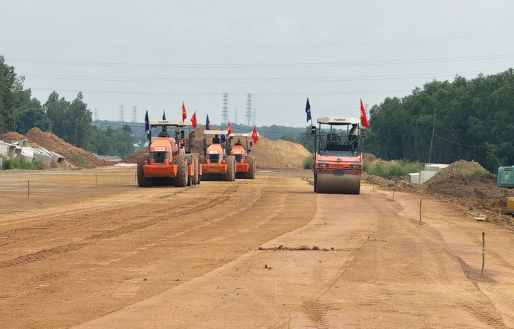 Dự án thành phần 1 thuộc Dự án cao tốc Biên Hòa - Vũng Tàu cần 398.200 m3 đá xây dựng; 99.600 m3 cát san lấp và 2,2 triệu m3 đất đắp. Ảnh: Phạm Tùng