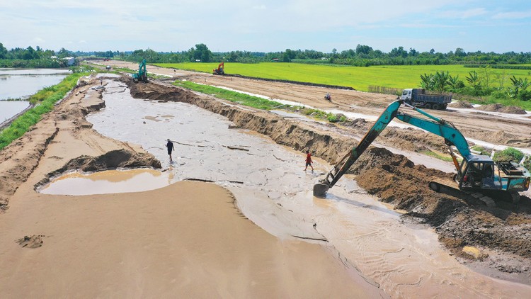 Tiến độ thi công Dự án thành phần 1 cao tốc Cao Lãnh - An Hữu được cải thiện rõ nét khi vướng mắc về nguồn cát đắp nền được tháo gỡ. Ảnh: Nhã Chi