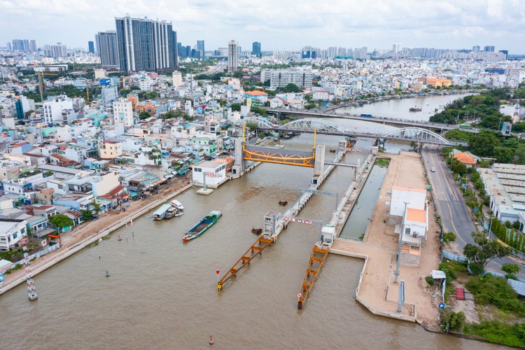 Cống Tân Thuận hoàn thành 93% nằm phơi sương hơn 4 năm. Ảnh: Nguyễn Văn