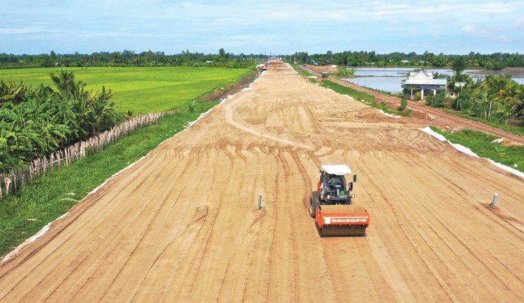 Năm 2024, tổng kế hoạch vốn giao cho nhóm công trình, dự án quan trọng quốc gia, trọng điểm ngành giao thông vận tải là 129.553,9 tỷ đồng. Ảnh: Phú An