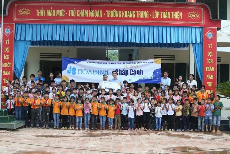 Tập đoàn Xây dựng Hòa Bình trao tặng 100 tủ sách cho các trường gặp khó khăn trên cả nước