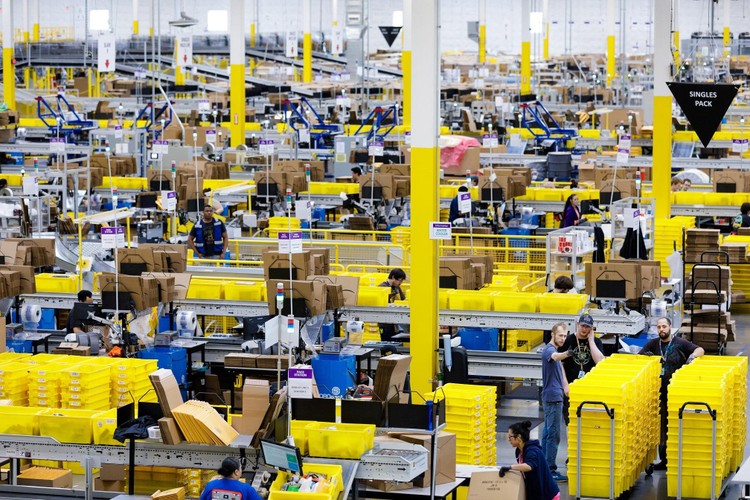 Chương trình hỗ trợ: “Bệ phóng 90 ngày cùng Amazon” sẽ hỗ trợ các DN, đặc biệt DN nhỏ và vừa Việt Nam có thể đẩy mạnh xuất khẩu thông qua sàn thương mại điện tử xuyên biên giới Amazon. Ảnh: PTDN