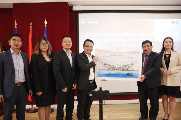 Bộ trưởng Nguyễn Chí Dũng cùng các vị đại sứ chúc mừng Mạng lưới Đổi mới sáng tạo Việt Nam tại châu Âu chính thức thành lập (ảnh: NIC)