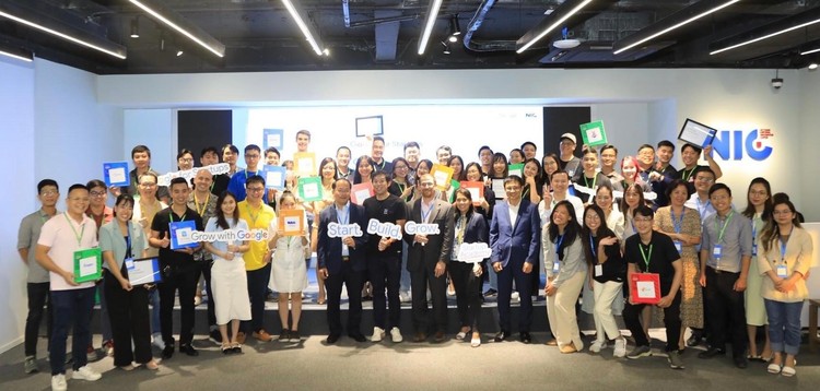 Đại diện Trung tâm Đổi mới sáng tạo Quốc gia cùng đại diện Google cùng các startups nổi bật nhất được lựa chọn tham gia Chương trình Google for Startups 