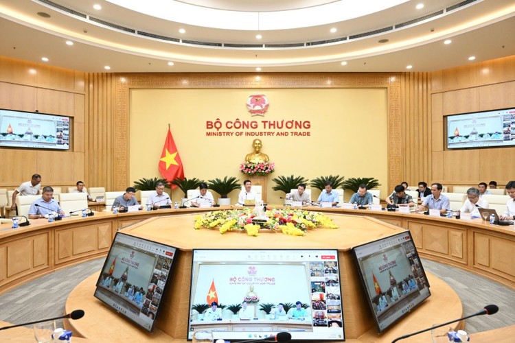 Bộ trưởng Bộ Công Thương Nguyễn Hồng Diên chủ trì cuộc họp (ảnh: Moit)