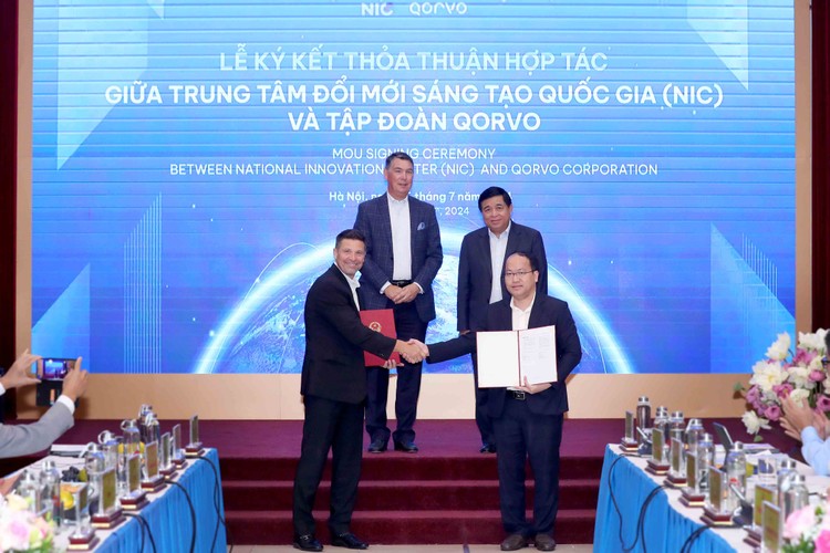 Đại diện Trung tâm Đổi mới sáng tạo Quốc gia và Tập đoàn Qorvo (Hoa Kỳ) hợp tác phát triển công nghiệp bán dẫn chiều ngày 16/7, tại Hà Nội. 