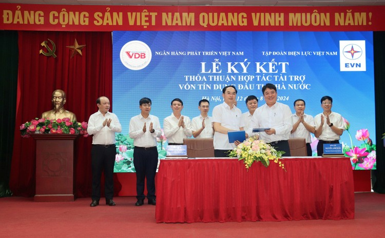 Lãnh đạo EVN và VDB ký kết Thỏa thuận hợp tác (Ảnh: HH)