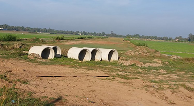 Công trình thi công đường cao tốc Trung Lương - Mỹ Thuận (đoạn huyện Châu Thành, Tiền Giang) đang dở dang