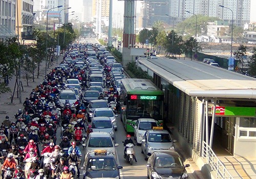 Vào giờ cao điểm, xe buýt nhanh bị lấn làn nên không khác xe buýt thường. 