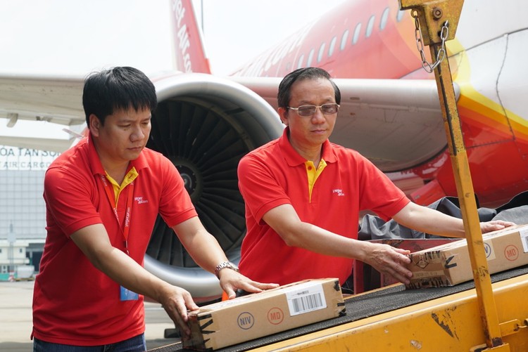 Chuyến bay cứu trợ nạn nhân động đất - sóng thần tại Indonesia của Vietjet Air đã cất cánh