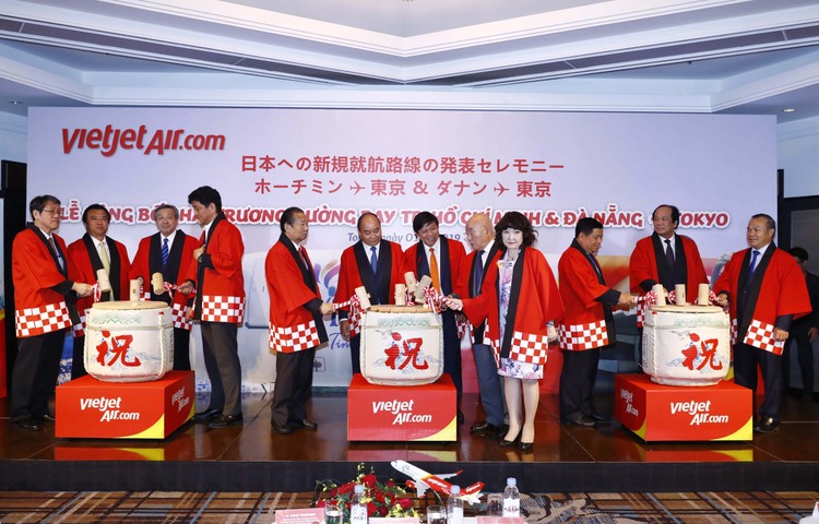 Lãnh đạo cấp cao Việt Nam và Nhật Bản cùng lãnh đạo Vietjet thực hiện nghi thức công bố đường bay mới