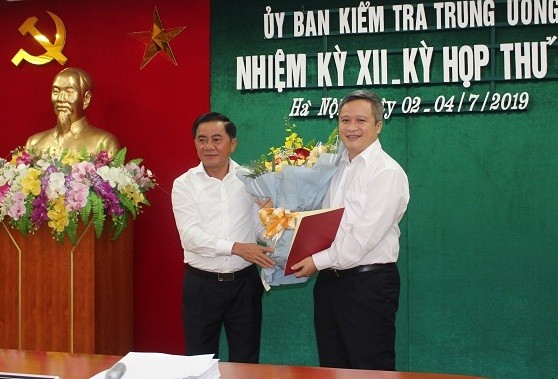 Đồng chí Trần Cẩm Tú trao quyết định và chúc mừng đồng chí Trần Tiến Hưng.