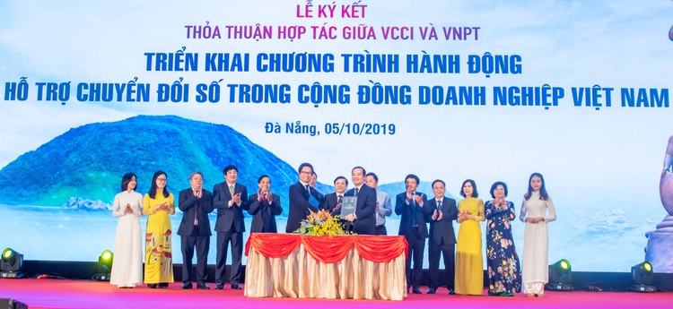 Tập đoàn VNPT và VCCI ký hợp tác triển khai chương trình hành động chuyển đổi số trong cộng đồng doanh nghiệp.