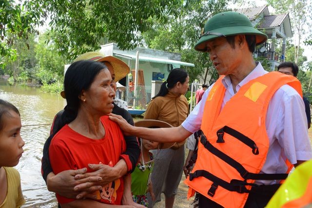 Ông Nguyễn Văn Lúa trong một lần đi thăm người dân vùng lũ