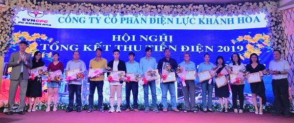 Biểu dương các thu ngân viên xuất sắc năm 2019. Ảnh: Báo Văn Hóa