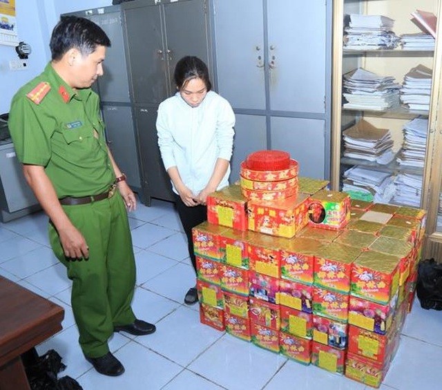 Công an tạm giữ Lã Thị Trang và số pháo tang vật (ảnh: Công an Đồng Nai)