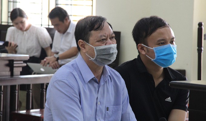 Nguyễn Chí Phương (áo xanh) tại phiên toà hôm 8/5