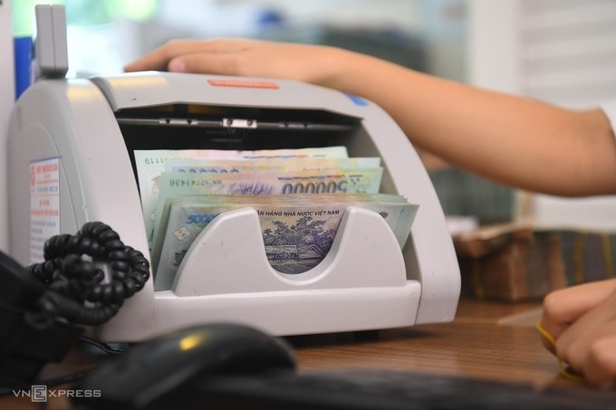 Nhân viên ngân hàng kiểm đếm tiền. 