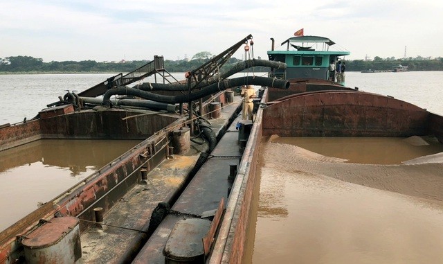 Tàu hút cát trái phép bị tạm giữ.