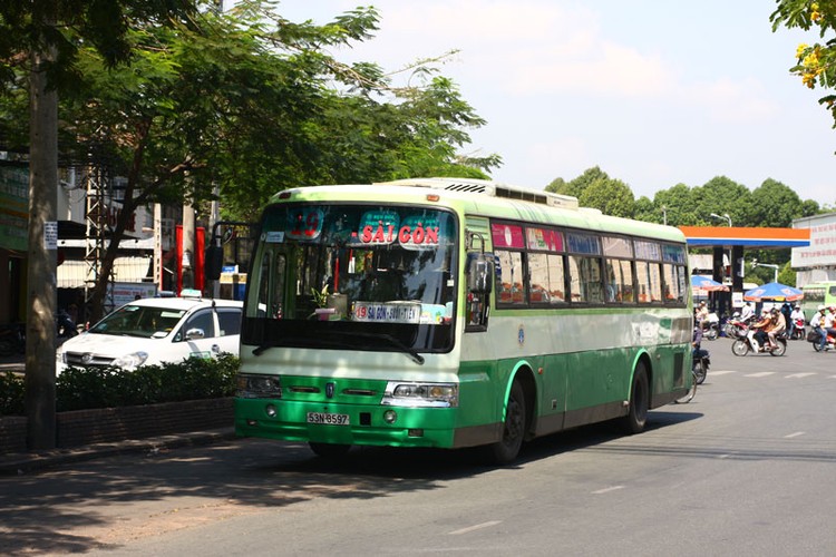 Hạ tầng giao thông công cộng của TP.HCM hiện chỉ đáp ứng được 6% nhu cầu đi lại của người dân. Ảnh: Lê Tiên