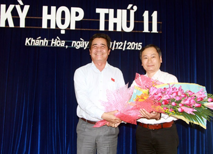 Ông Lê Thanh Quang, Bí thư Tỉnh ủy, Chủ tịch HĐND tỉnh Khánh Hòa (bên trái) chúc mừng ông Nguyễn Đắc Tài được bầu giữ chức Phó Chủ tịch UBND tỉnh Khánh Hòa. Ảnh Báo Khánh Hòa