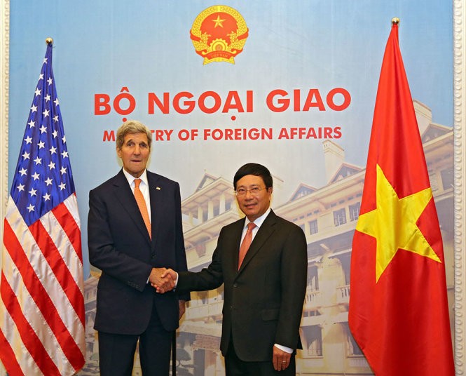 Ngoại trưởng John Kerry (trái) bắt tay Phó Thủ tướng, Bộ trưởng Ngoại giao Phạm Bình Minh nhân chuyến thăm Việt Nam vào tháng 8-2015 - Ảnh: Việt Dũng