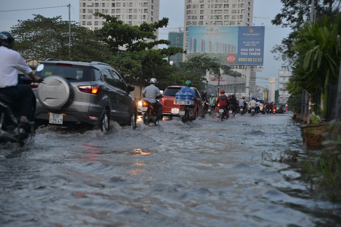 Nếu chỉ dựa vào vốn ngân sách và ODA thì sẽ rất lâu nữa mới chống ngập thành công tại TP.HCM.  Ảnh: Quang Tuấn