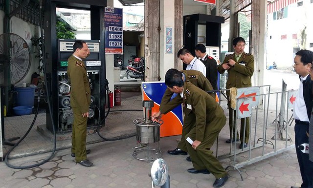 Đoàn liên ngành phát hiện 2/3 cửa hàng của Công ty cổ phần xăng dầu chất đốt Hà Nội có gắn chip để "móc túi" khách hàng. (ảnh: Tiến Nguyên)