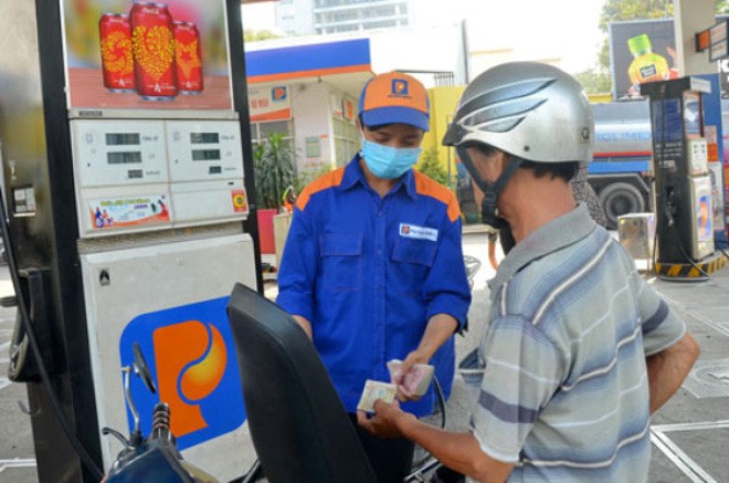 Cơ chế điều hành giá xăng dầu theo ngày được chuyên gia hoan nghênh nhưng người dân và doanh nghiệp chưa quen.  Ảnh: Tấn Thạnh