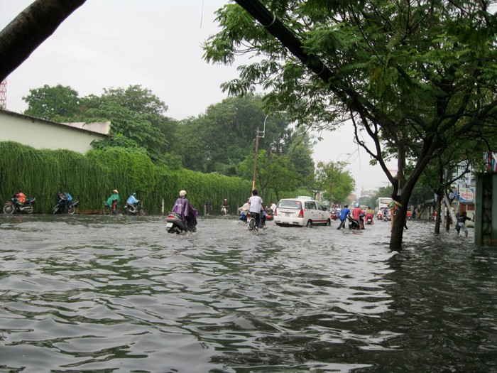 Tình trạng ngập úng ngày càng nặng nề tại TP.HCM do thoát nước kém. Ảnh: V. Huyền