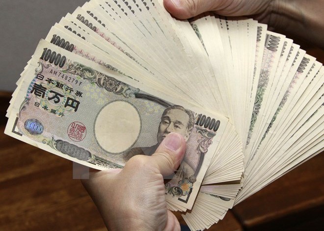 Những tờ tiền mệnh giá 10.000 yen tại Tokyo, Nhật Bản. (Nguồn: AFP/TTXVN)