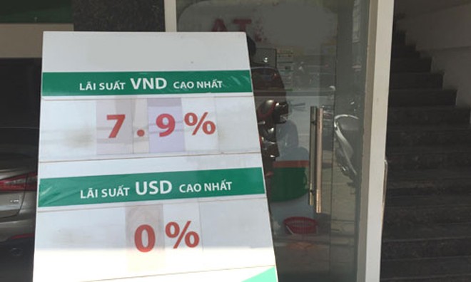 Lãi suất kỳ hạn dài tại nhiều ngân hàng vọt lên gần 8% một năm, gửi online có thể được cộng thêm 0,1-0,2%. Ảnh: Thanh Lan.