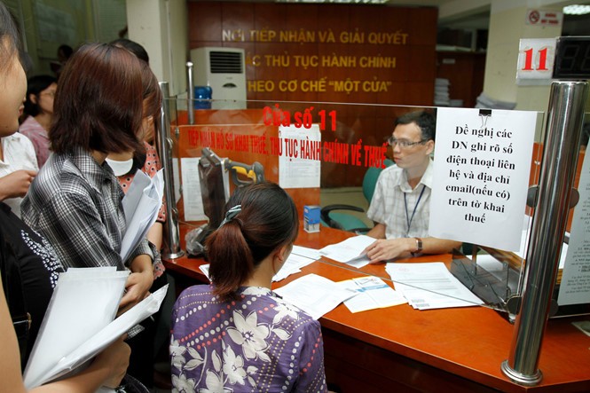 Đại diện doanh nghiệp làm thủ tục tại cơ quan thuế - Ảnh: Ngọc Thắng